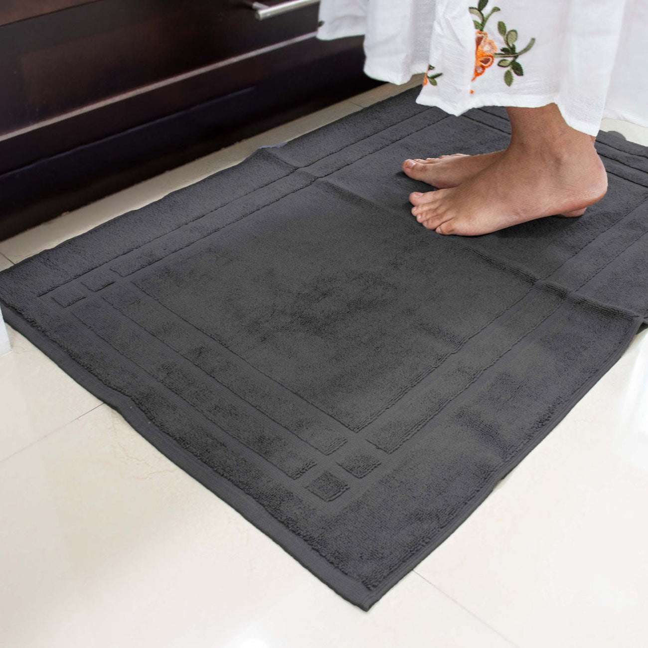 Step onto comfort with the Oxford Imperiale Grey Bath Mat 22"x34", perfect for adding luxury to any bathroom.