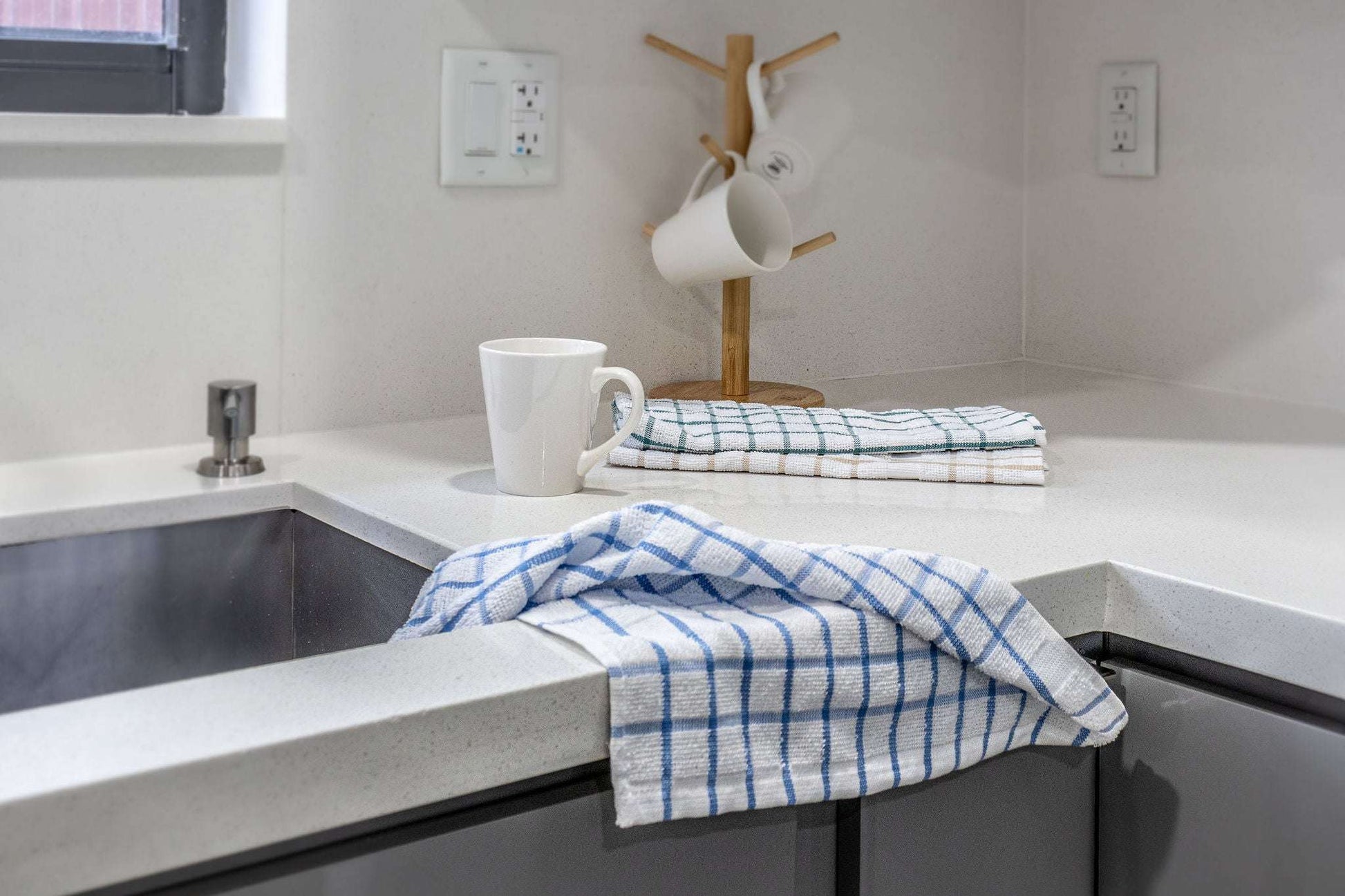 Stylish and durable Premium Kitchen Towels – 12-Pack in blue, perfect for everyday cleaning and drying tasks.