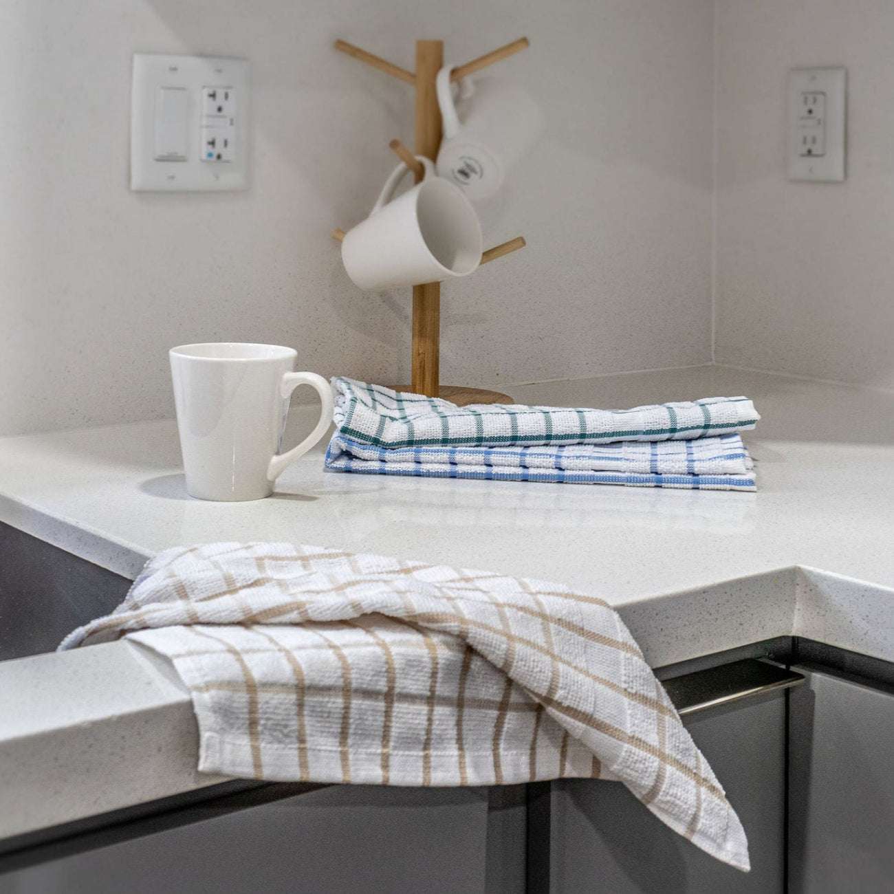 Stylish Premium Kitchen Towels – 12-Pack in Green, Blue, and Beige enhance your kitchen's elegance and functionality.